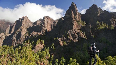 Turysta w Parku Narodowym Caldera de Taburiente.