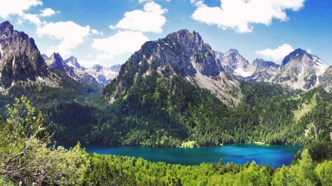 Staw i góra w Parku Narodowym Aigüestortes i Estany de Sant Maurici