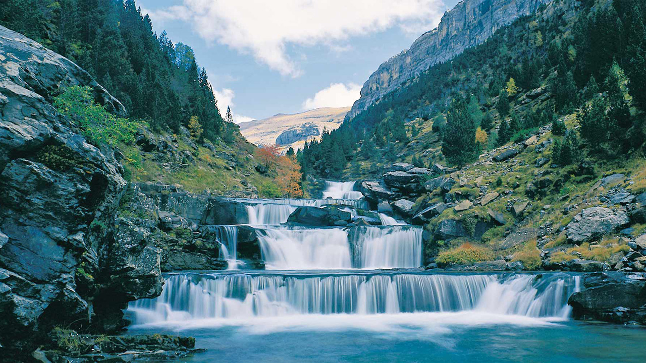 Cascada en el Parque Nacional de Ordesa y Monte Perdido Cascada en el Parque Nacional de Ordesa y Monte Perdido