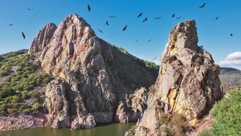 Rio e precipício no Parque Nacional de Monfragüe