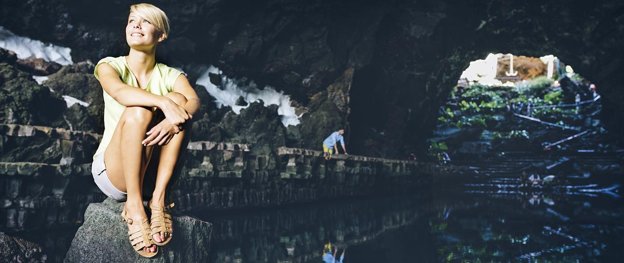 Ragazza in un lago naturale