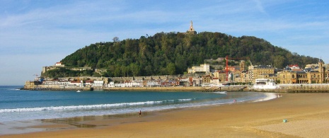 Praia de La Concha e monte Urgull