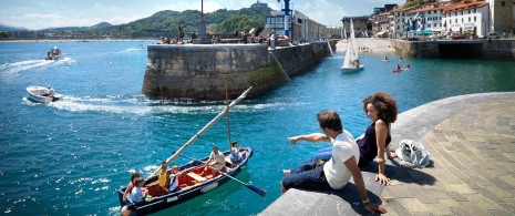 Łodzie wypływające z portu w San Sebastián