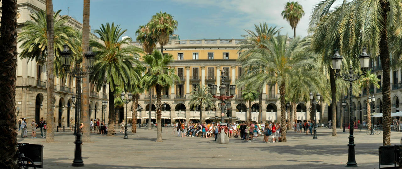 Panoramica della Plaza Real e dei lampioni a sei bracci di Gaudí, Barcellona Panoramica della Plaza Real e dei lampioni a sei bracci di Gaudí, Barcellona