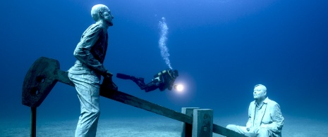 Подводная скульптура «Десрегуладо» («Вне правил»), Джейсон де Кайрес Тейлор в Музее Атлантики, Лансароте