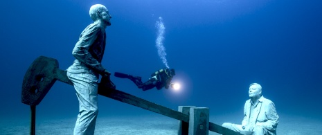 Obra "Desregulado" de Jason deCaires Taylor en el museo Atlántico, Lanzarote