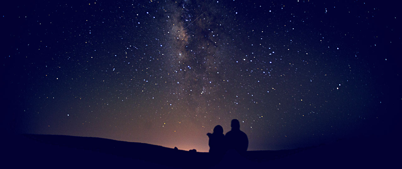 星空を眺めるカップル 星空を眺めるカップル