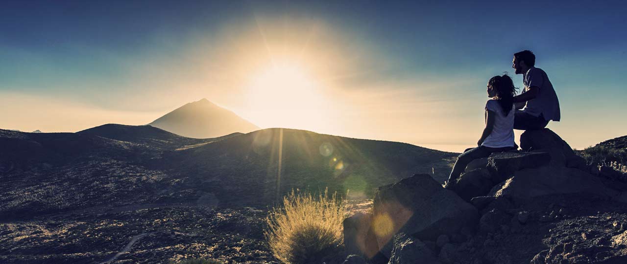 テイデ山に沈む夕日を観賞するカップル  テイデ山に沈む夕日を観賞するカップル