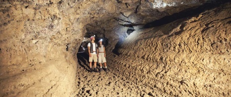 Spéléologie dans la grotte du Vent