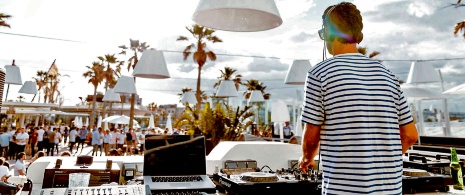 Soirée animée avec DJ dans la Marina de Valence