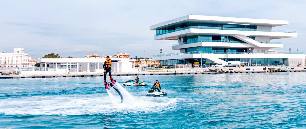 Motos aquáticas e flyboard na Marinha de Valência Motos aquáticas e flyboard na Marinha de Valência