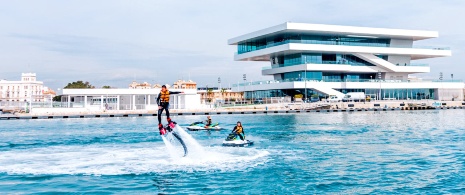 Jet-Skis und Flyboard in der Marina de Valencia