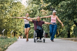 Turistas disfrutando de la naturaleza con total accesibilidad en silla de ruedas