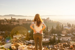 Turista contemplando la Alhambra en Granada